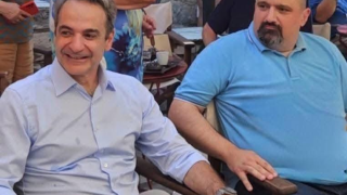 Ο Μητσοτάκης στηρίζει Τριαντόπουλο με α λα μπρατσέτα εμφάνιση στη Σκιάθο