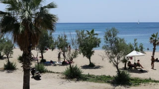 Θρίλερ στο Παλαιό Φάληρο: Βίντεο που ίσως δείχνει το κοριτσάκι ζωντανό έχει στα χέρια του το Λιμενικό