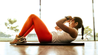 Σαρκοπενία: Τι είναι και πώς την αντιμετωπίζουν γυναίκες και άνδρες