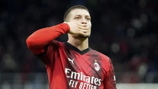 Ο Γιόβιτς φόρεσε τη φανέλα της ΑΕΚ: «Ήρθα να ηγηθώ»