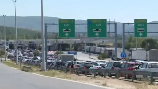 Εύζωνοι-Ουρές χιλιομέτρων στα σύνορα: Χιλιάδες εκδρομείς περνούν στην Ελλάδα για διακοπές