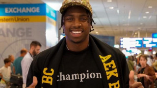 ΑΕΚ: Με μπλούζα… πρωταθλητή έφτασε στην Ελλάδα ο Μπάρτλεϊ