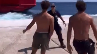 Σίκινος: Κυνηγούσαν «απονεριστές» που βουτούν όταν φεύγουν τα πλοία