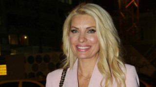 Το είδαμε κι αυτό: H Ελένη Μενεγάκη με τα πόδια... ψηλά! (ΒΙΝΤΕΟ)