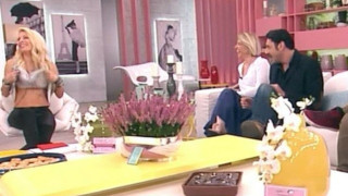 Βγήκε από τα ρούχα                        της η Μενεγάκη! (vid)