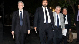 Ποιος                            κοροϊδεύει, ποιόν;