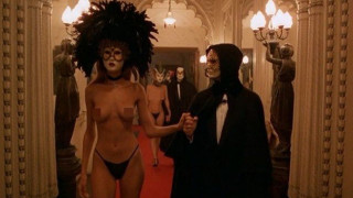 H Jolie σε λέσχη οργίων! Την χάιδευαν με φτερό στα γεννητικά όργανα