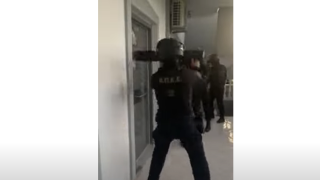 Έφοδος της ΟΠΚΕ στο Ζεφύρι: «Όλοι κάτω, τα χέρια στο κεφάλι»