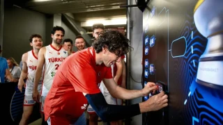 Βιάζεται ο Οσμάν: Κόλλησε το αυτοκόλλητο του τελικού για την Τουρκία!