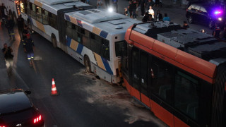 Τραμ συγκρούστηκε με λεωφορείο στον Πειραιά – 30 τραυματίες