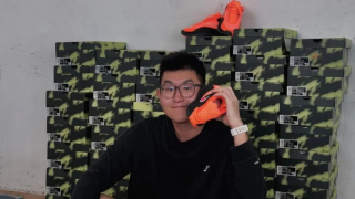 Η φωτογραφία του Ρίτσαρντ Σιάο με τα νέα παπούτσια του Αντετοκούνμπο