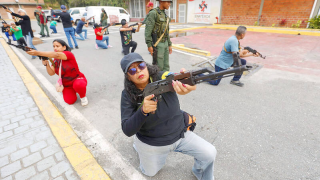 Εκπαίδευση στα όπλα γιατί φοβούνται επίθεση των ΗΠΑ