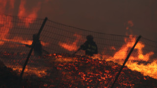 Μενίδι: «Κόλαση» φωτιάς σε εργοστάσιο-Πετούν και ελικόπτερα