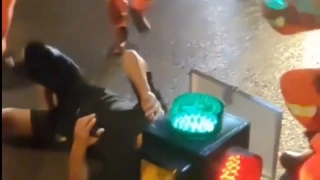 Τράκαρε με πατίνι και σφήνωσε μέσα σε... φανάρι!