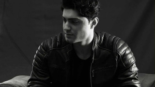 Θάνος Τσαλίκης: Εντυπωσιάζει το νέο του single με τίτλο "Χαρτάκι"