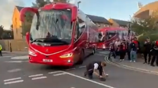 Οπαδός της Κρίσταλ Πάλας μπλόκαρε το λεωφορείο της Λίβερπουλ για να δέσει τα κορδόνια του