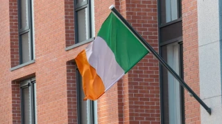 Ιρλανδία: Γιατί η χώρα γέμισε με σημαίες