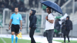 Πρωτοφανής εικόνα στο ΟΑΚΑ: Με ομπρέλα ο προπονητής της Γκόου Αχέντ Ίγκλς!