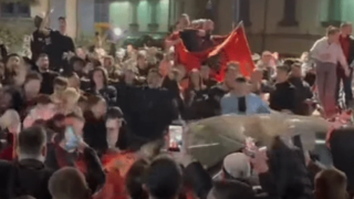 Αλά Ελλάδα 2004: Οι Αλβανοί πανηγύρισαν με πυροβολισμούς τη νίκη επί της Σερβίας