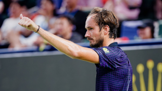 Μεντβέντεφ: Ζήτησε από ball girl να του βγάλει την μπλούζα