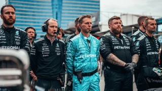 Μηχανικός της Mercedes παρακολουθούσε αγώνα ποδοσφαίρου την ώρα του GP στη Σιγκαπούρη