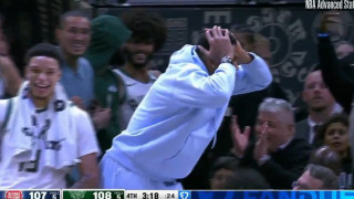 ΝΒΑ: Το καλάθι του Θανάση που… τρέλανε τον Γιάννη Αντετοκούνμπο