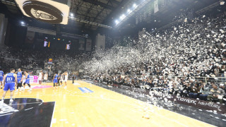 ΠΑΟΚ-Ηρακλής: Εντυπωσιακό σκηνικό στο «Παλατάκι» με... βροχή από χαρτάκια στο παρκέ!