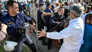 Επεισόδια και χημικά στο «Αττικόν» στην επίσκεψη Μητσοτάκη-Γεωργιάδη