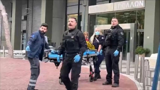 Πύργος «Απόλλων»: Η στιγμή της μεταφοράς του 44χρονου που έπεσε από τον 24ο όροφο