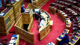 «Χοντρό» επεισόδιο στη Βουλή Καιρίδη-Βελόπουλου: «Φέρε τα λεφτά από Γερμανία»