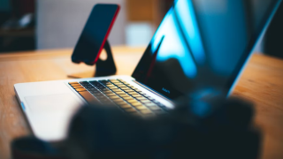 Influencers με... πτυχία για την πάταξη των ψευδών ειδήσεων