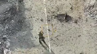 Drone εξαϋλώνει Ρώσο στρατιώτη που σήκωσε τα χέρια του για να παραδοθεί!