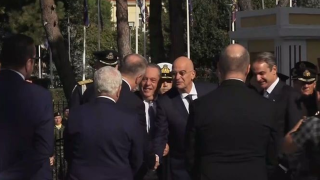 Η χειραψία που ξεπάγωσε τις σχέσεις Δένδια-Μητσοτάκη