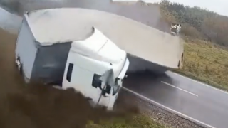 Φορτηγό συνέθλιψε ΙΧ-Δύο νεκροί στο σφοδρό δυστύχημα