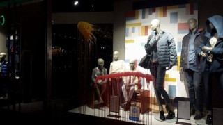 ΕΚΤΑΚΤΟ: Κουκουλοφόροι πέταξαν μπογιές σε βιτρίνες στην Τσιμισκή