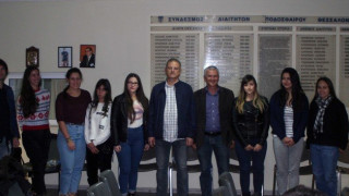 Οι           επτά     υπέροχες…  θηλυκές σφυρίχτρες