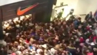 Θεσσαλονίκη: Πανικός σε κατάστημα αθλητικών ειδών λόγω Black Friday