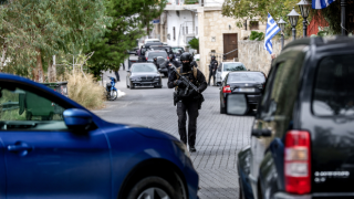 Κρήτη: Κατεβάζουν με τα αγροτικά τους νεκρούς, δεν μπορούν να πλησιάσουν τα ΕΚΑΜ