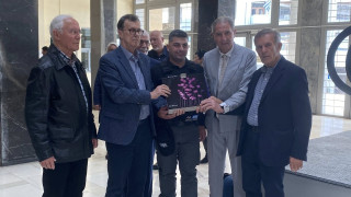 Βένος, Κούης, Αποστολίδης Αϊδινίου τίμησαν τον ήρωα αστυνομικό που έσωσε ένα παιδί και δύο ηλικιωμένους!!