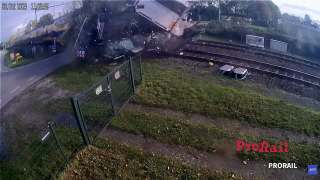 Ολλανδία: Η στιγμή που τρένο διεμβολίζει φορτηγό