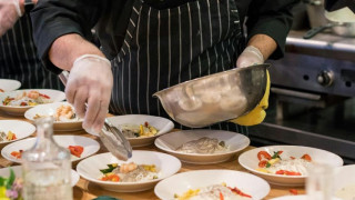 Συνελήφθη γνωστός τηλεοπτικός σεφ για χρέη 350.000 ευρώ προς το Δημόσιο