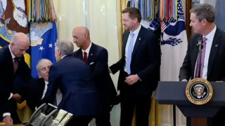 Λευκός Οίκος: Η στιγμή της κατάρρευσης μπροστά στον Ντόναλντ Τραμπ