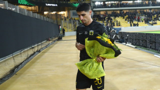 Συγκλονιστικές στιγμές: Η ΑΕΚ τίμησε τη μνήμη του Μάριου Ρουμπή πριν από τη σέντρα με τη Σάμροκ Ρόβερς