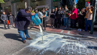 Ανεπιθύμητη η κυβέρνηση στη Λάρισα: Έριξαν γάλα έξω από το πολιτικό γραφείο του Κέλλα