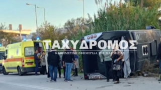 Τουριστικό λεωφορείο στο Βελεστίνο βγήκε εκτός πορείας και ανετράπη - 10 τραυματίες