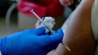 Το Δημόσιο θα αποζημιώσει συγγενείς 61χρονης που πέθανε εξαιτίας εμβολιασμού με το AstraZeneca