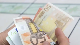 Προπληρωμένες κάρτες επιδομάτων: Πότε θα γίνει η κλήρωση για τα 1.000 ευρώ