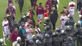 Πολύ ξύλο στην Αργεντινή: Μπουνιές, σπρέι πιπεριού και ξύλο με την αστυνομία