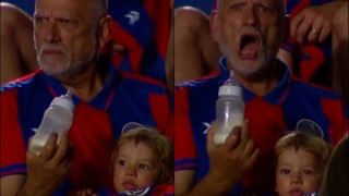 Αλλού το μπιμπερό, αλλού το στόμα: Παππούς τάιζε το εγγόνι του στο... περίπου