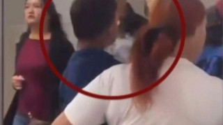 Απίστευτο: Παιδί κάπνιζε ηλεκτρονικό στην αγκαλιά της μητέρας του